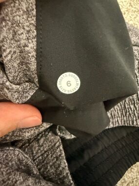 Lululemon sz6 Gray and Black cuffed shorts